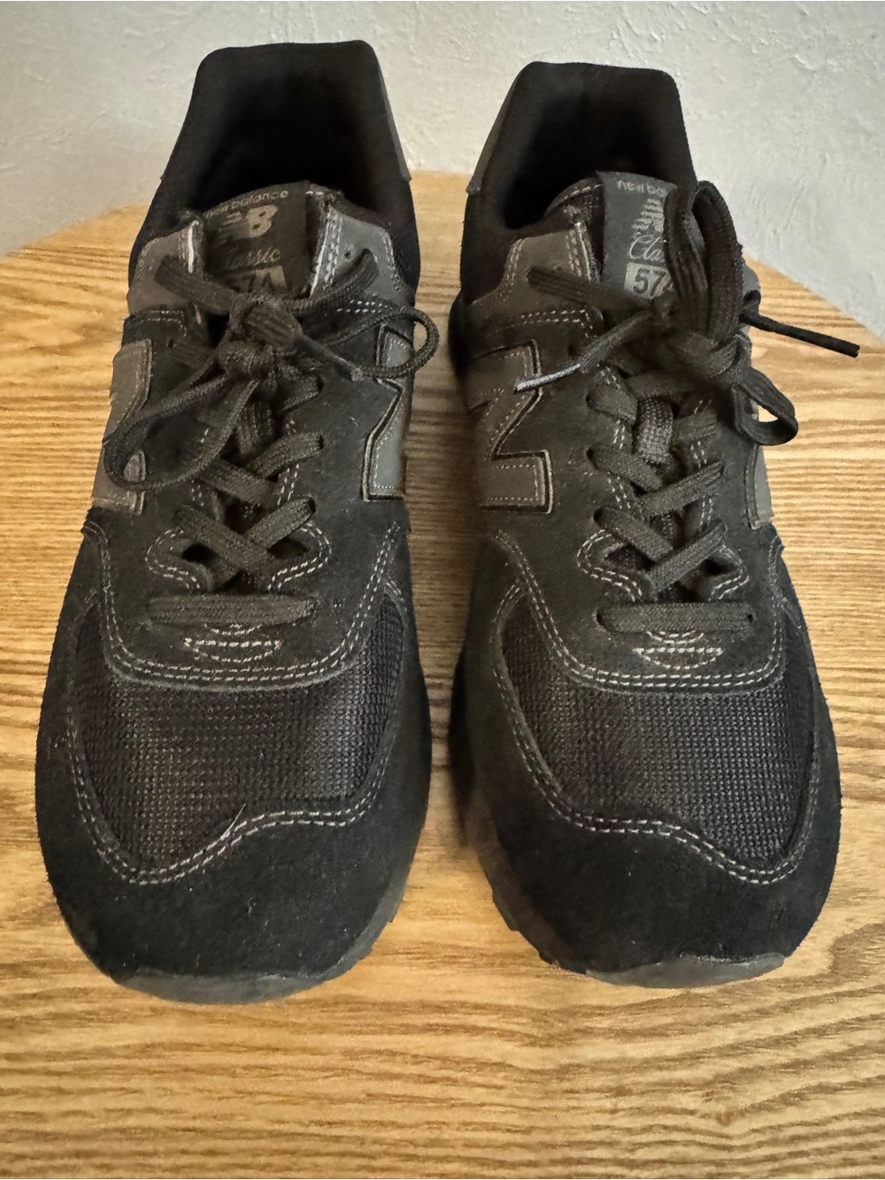 Like New! New Balance Men's 574 - Classic Style.